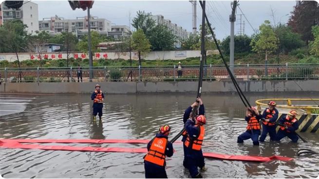 麒麟?yún)^(qū)遭暴雨突襲|部分道路積水嚴重，消防緊急排澇解憂
